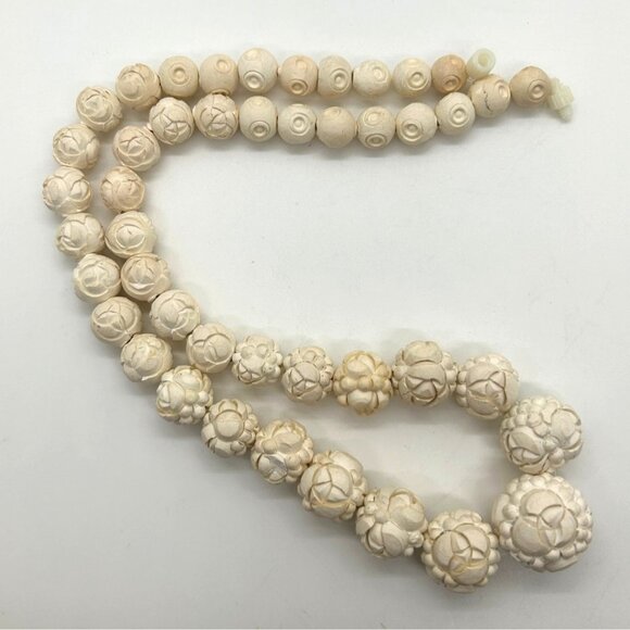Vintage Carved Celluloid Bead Necklace With Floral & Swirl Designs In Cream Ivor - Picture 2 of 12